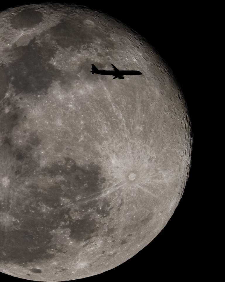 An Airbus A321-231 flying over the Space Coast of FL (aka area code 321) passes in front of the almost full Moon: That's American Airlines flight 2194, traveling from Charlotte, NC to Fort Lauderdale, FL Saturday night at 34,000 feet and 483 knots.(📷:me, flight data by Flightradar24.com)