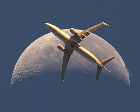 Sunday morning view of the 36% waning Moon over the Space Coast of Florida, seen as a Boeing 737-823 (reg N914AN) passes by. American Airlines flight 3165 was traveling from Orlando (MCO) to Miami (MIA) at 18,968 feet (and climbing) and 405 knots. The people on the left side of the plane would have had a lovely view of the Sun rising over the Atlantic Ocean; it was a very pretty (and chilly) morning. (📷: me, flight data by Flightradar24.com)