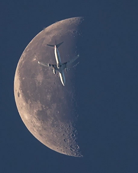 American Airlines meets the Moon: That's AA445 passing in front of the 42% Moon as it flew over the Space Coast (FL) Saturday morning.The Boeing 737-823 (reg N849NN) was traveling from Savannah (SAV) to Miami (MIA) @ 34k ft &amp; 478 kts.(📷: me, flight data by Flightradar24.com)