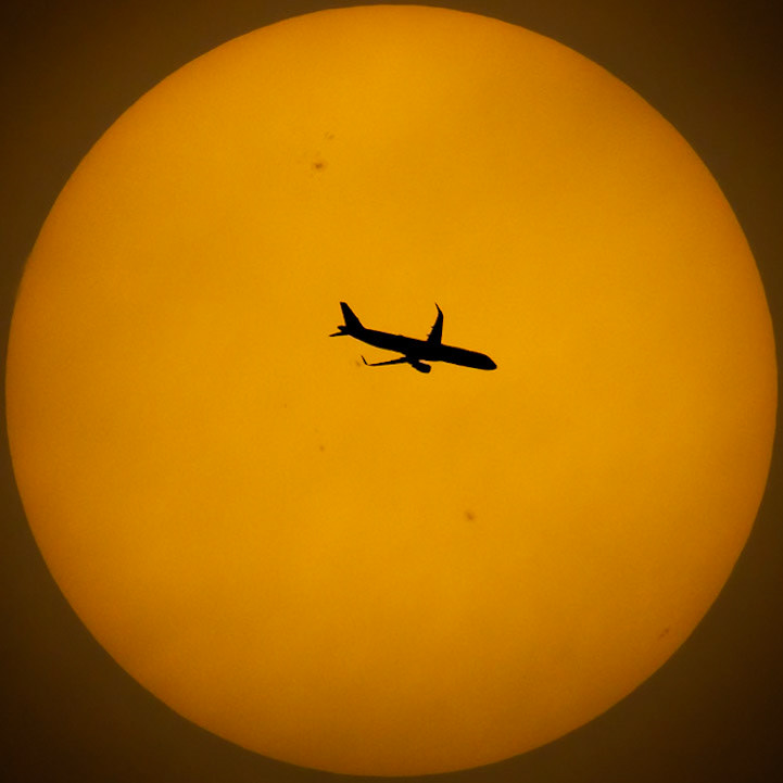 Delta A321@Delta 1294 (N317DN), an Airbus A321 from Fort Lauderdale (FLL) to Detroit (DTW), crossed the Sun @ 26,125 ft &amp; 465 kts through thickening cloud, the disk gone soft and hazy by the time it passed. Nine minutes and one transit apart from the Breeze flight, and the sky had already turned. July 30. 📷: me, flight data: @flightradar24