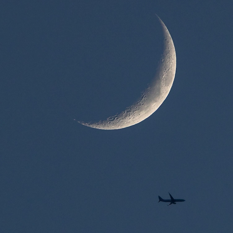 Seen Monday night from Melbourne, Florida, that's Delta Air Lines flight 777 having a close encounter with the waxing crescent Moon. The Boeing 737 was flying from MIA to DTW @ 35,000 feet and 464 kts. (📷: me with flight data by Flightradar24.com)
