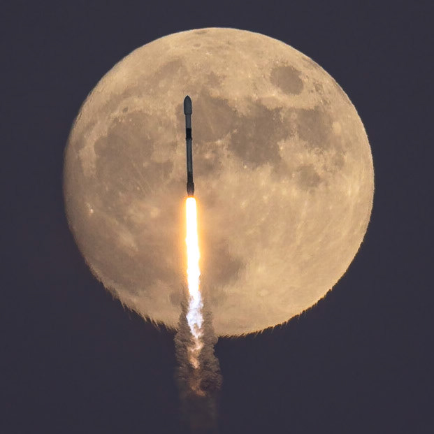 A #SpaceX #Falcon9 rocket meets the 98.9% illuminated Moon as it carries the Intelsat G-33/G-34 payload to orbit.What a show this was. Well done, @elonmusk &amp; team!
