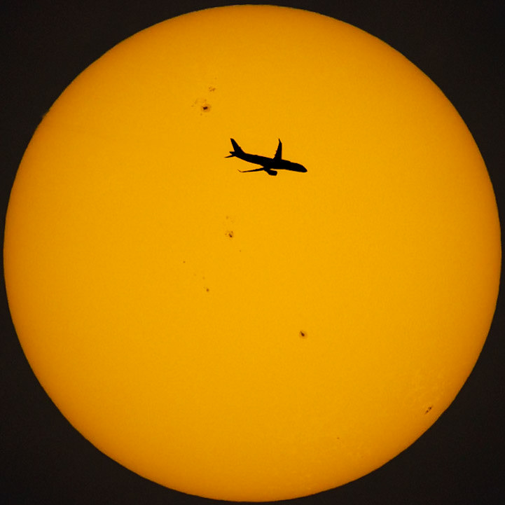 Breeze A220-300@BreezeAirways 1019 (N224BZ), an Airbus A220-300 from Fort Lauderdale (FLL) to Myrtle Beach (MYR), crossed the Sun @ 32,225 ft &amp; 430 kts, a clean evening transit with a few sunspots scattered across the disk. July 30. 📷: me, flight data: @flightradar24