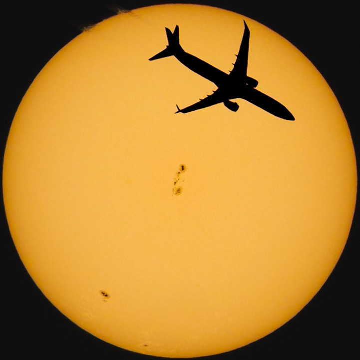 @united 1073 (N68843), a Boeing 737-900ER from Washington Dulles (IAD) to Miami (MIA), crossed the Sun @ 28,000 ft &amp; 480 kts. A sunspot group sits just below the flight path, small enough in the frame to forget it could swallow the Earth. July 21. 📷: me, flight data: @flightradar24