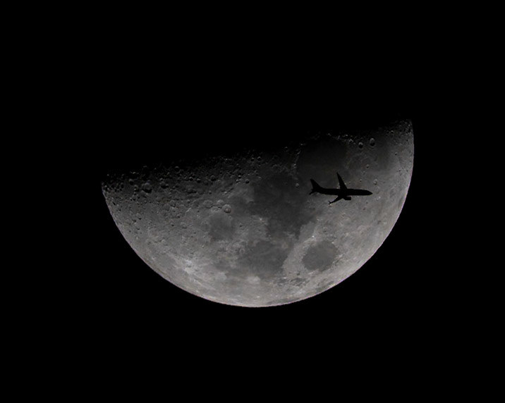 That's a Boeing 737MAX8 sneaking in front of the first quarter Moon, seen Thurs from Melbourne, Florida. It's American Airlines flight 1286, traveling from Miami, FL (MIA) to Raleigh-Durham, NC (RDU) @ 35,000ft &amp; 441 knots.  (📷:me; flight data by Flightradar24.com)