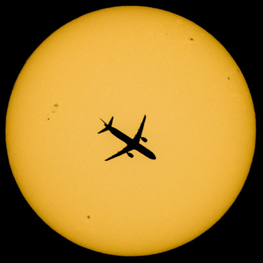 That’s an Airbus A321-211 passing in front of the Sun, seen Monday from the Space Coast of Florida (w/ bonus sunspots!).GlobalX flight 6610 was traveling from BDL to MIA at ~34k feet &amp; 496 knots. (📷: me, flight data by @flightradar24)
