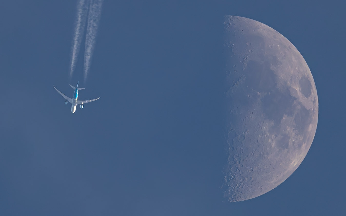🌓+✈️+Friday night, pt. 2: Norse flight 723 passing near the Moon, seen from the Space Coast. The Boeing 787-9 was traveling from London (LGW) to Miami (MIA) @ 40k ft &amp; 482 kts. (📷: me, flight data by @flightradar24)