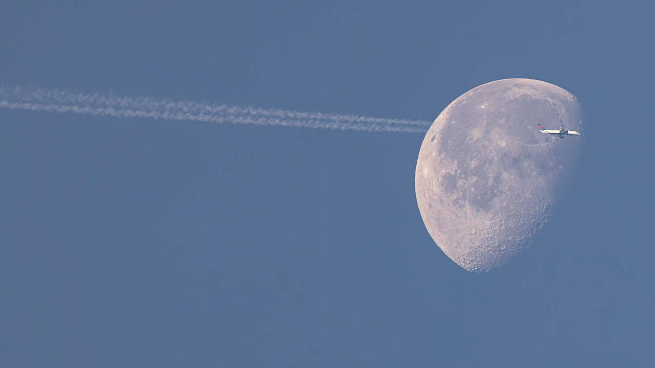 New Year's Day #planespotting: I just caught Delta Air Lines flight 1346 passing in front of the 73% waning Moon. The Boeing 737-932 was flying from Miami (MIA) to Detroit (DTW) at 35,000 feet and 411 knots.