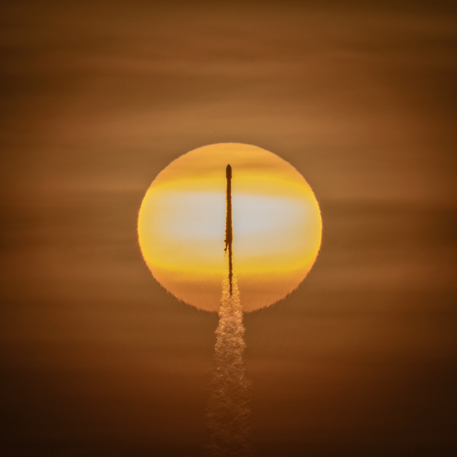 Good morning, #Falcon9. That's not a huge sunspot, it's the #SpaceX #Starlink launch.(Pic: me / WeReportSpace )