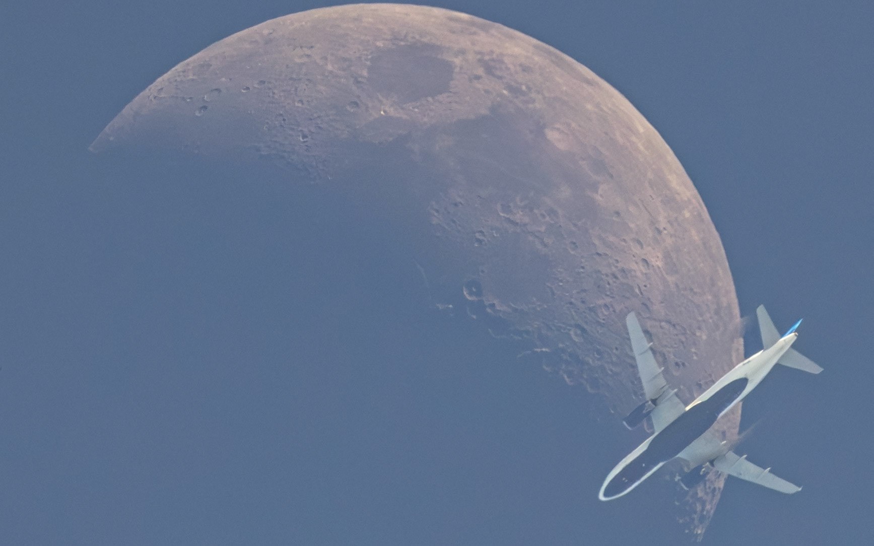 Airbus A320-232 (reg N663JB) + 35% waxing Moon, seen Friday over the Space Coast of Florida.JetBlue flight B6734 was flying from Tampa (TPA) to Windsor Locks (BDL) at 30,378 feet &amp; 511 knots.(📷: me, flight data by Flightradar24.com)