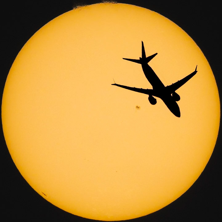 @SouthwestAir 2703 (N8915Q), a Boeing 737 MAX 8 from Orlando (MCO) to San Juan (SJU), crossed the Sun @ 18,415 ft &amp; 371 kts. Climbing out low and close, which is why it fills so much of the disk here, all gear and wing against the star. July 19. 📷: me, flight data: @flightradar24