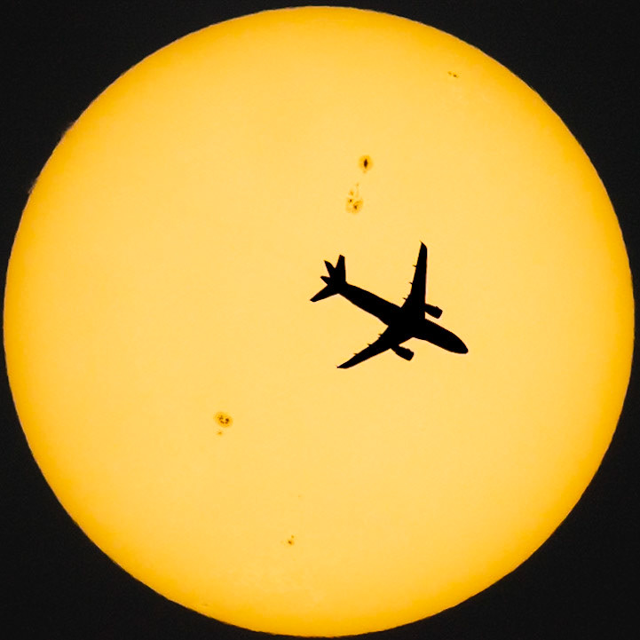 @AmericanAir 1826 (N702UW), an Airbus A319 from Charlotte (CLT) to Key West (EYW), crossed the Sun @ 36,000 ft &amp; 453 kts. The same daily flight I caught on July 11, different airframe, same patch of sky. Sunspots above and below it this time. July 23. 📷: me, flight data: @flightradar24