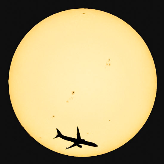 It's a sunny Sunday morning on the Space Coast (FL) as a Boeing 737 MAX 9 photobombs the Sun. United flight 2168 was traveling from EWR to PBI at 27,500 feet &amp; 465 knots, seen here from Melbourne, Florida. (📷: me, flight data by Flightradar24.com)
