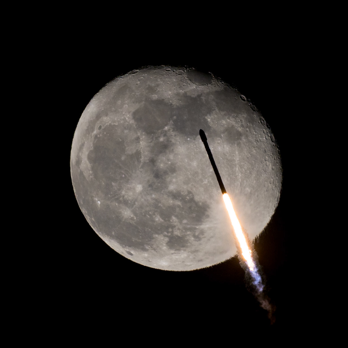 The SpaceX Falcon 9 rocket meets the Moon as another batch of Starlink satellites are sent to orbit. Alternate title: A Falcon 9 and the Moon walk into a bar...Big thanks to flightclub.io for helping me know where to stand for this shot, captured in a single shot with a Canon R5 + RF100-500mm w/ 1.4x TC.(📷:me / We Report Space)