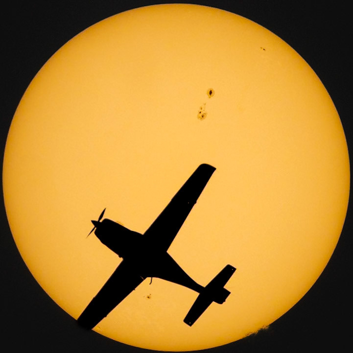 A Cirrus SR22 (N526CA) from Fort Lauderdale Executive (FXE) to Titusville (TIX) crossed the Sun @ 4,600 ft &amp; 174 kts. Low and close at under a mile up, big enough in the frame to catch the propeller mid-blade. July 23. 📷: me, flight data: @flightradar24