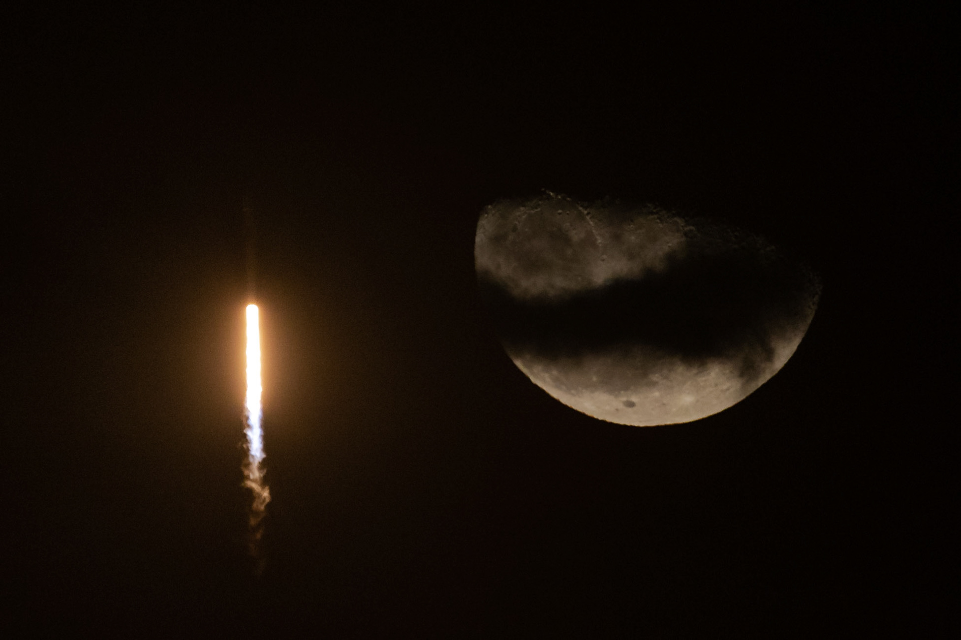At 12:10am (ET) Sunday, SpaceX sent 55 Starlink satellites to orbit atop a #Falcon9 rocket. The 65% illuminated recently risen Moon was on hand; check out the streak -- it's almost as if the rocket decided to swerve around it.