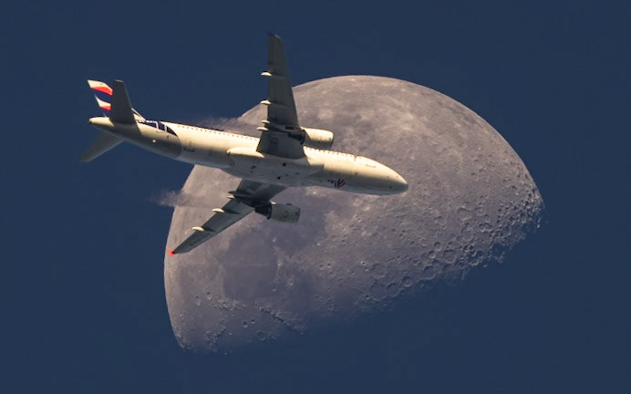 Next stop, the Moon? This is an Airbus A320-214 (reg CC-BAQ) passing in front of the 60% waxing Moon as it traveled from Orlando (MCO) to Bogota (BOG) Tuesday night. LATAM Airlines flight 4407 was flying at 15,202 feet (and climbing) and 408 knots. (📷:me, flight data by Flightradar24.com)