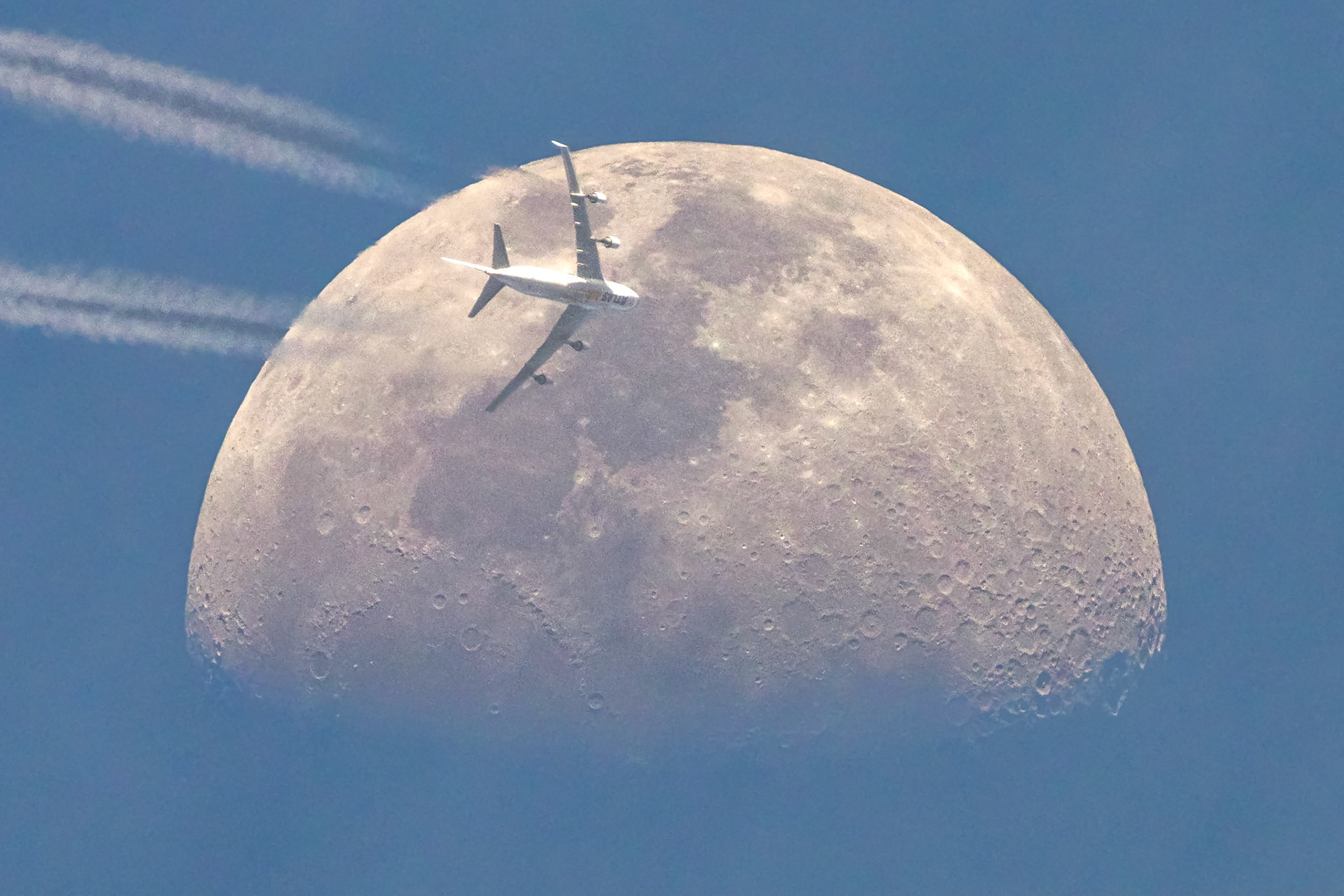 Final approach, Tranquility Base: A Boeing 747 (operated by Atlas Air) appears to be flying toward the Apollo 11 landing site &amp; Mare Tranquillitatis on the face of the partially illuminated Moon.📷: me w/ flight data by @flightradar24, Sept 4, 2022 from the Space Coast of FLThis is a re-edit of a frame from a series previously posted; I took that shot and rotated it counter-clockwise 90 degrees to get this.