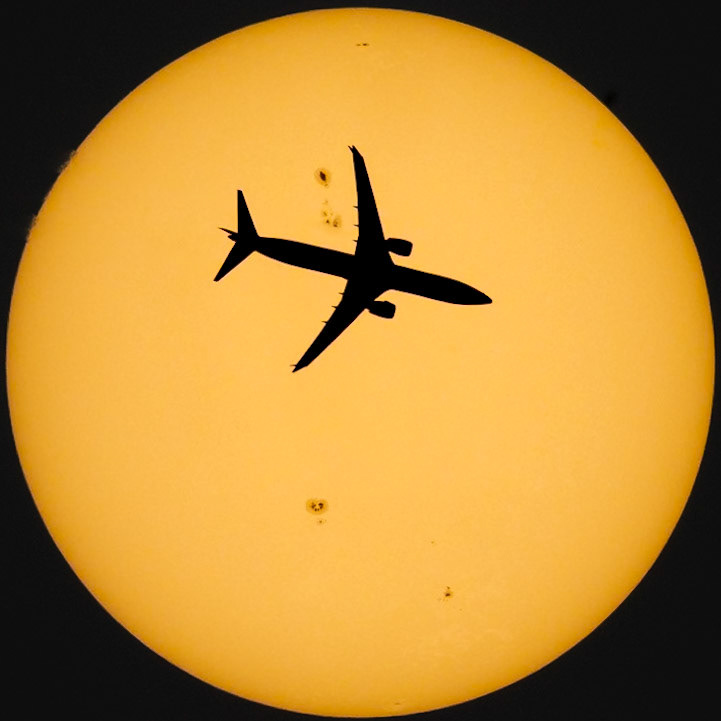 @united 1674 (N17565), a Boeing 737 MAX 9 from Chicago (ORD) to Aruba (AUA), crossed the Sun @ 35,000 ft &amp; 470 kts, passing right alongside a sunspot cluster. Forty-one transits in three weeks, and the Sun keeps giving me new backdrops. July 23. 📷: me, flight data: @flightradar24