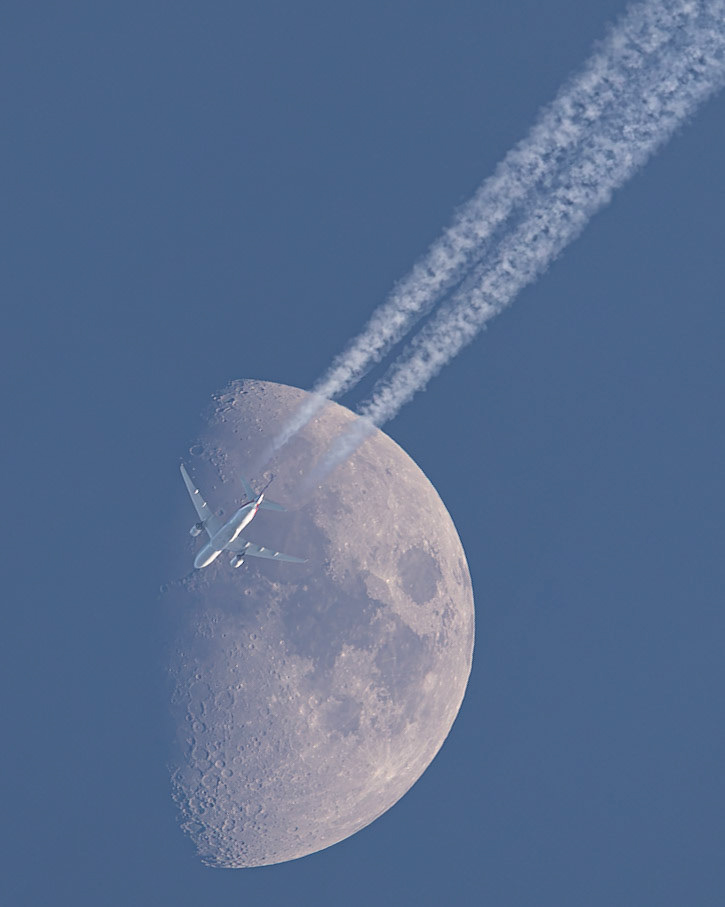That's a Boeing 777-223 (N774AN) over Florida's Space Coast Wednesday night. American Airlines flight 488 was traveling from Charlotte (CLT) to Miami (MIA) at 40k feet &amp; 489 knots, apparently with a brief layover at the Moon. 📷:me, flight data: Flightradar24.com