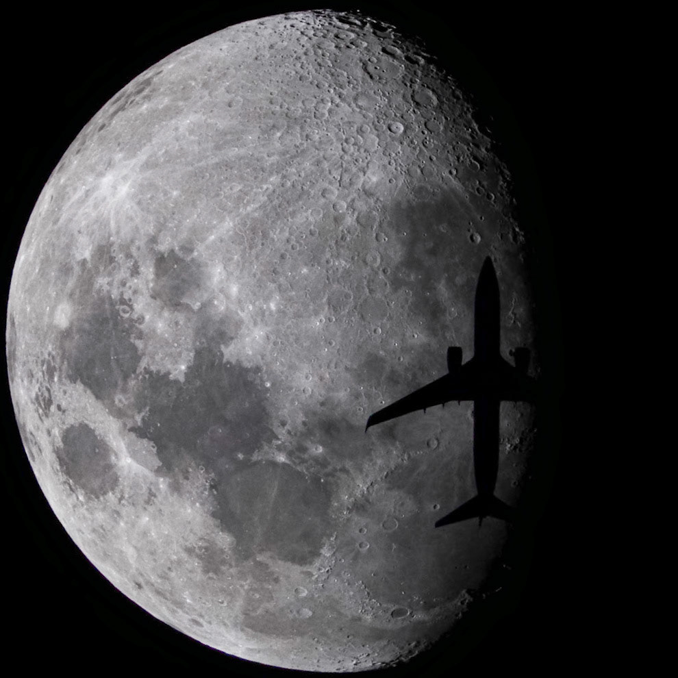 Next up in my all transit, all the time feed: That's a Boeing 737-823 passing in front of the 81% waxing Moon, seen Tuesday night from the Space Coast of Florida. American Air flight 2323 was traveling from Chicago (ORD) to Miami (MIA) at 34,000 feet and 487 knots as it tried to sneak by the Moon. (📷: me, flight data by @flightradar24)