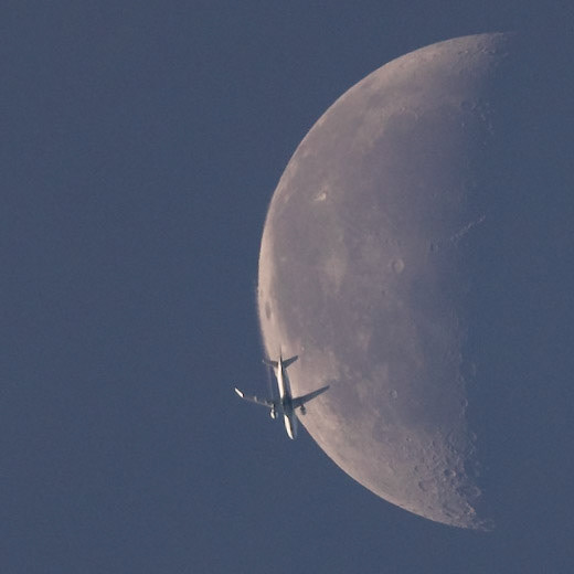 Seen this morning from Melbourne, Florida: American Airlines flight 4161 traveling from CHS to MIA at 457kts &amp; an altitude of 34,000ft, passing in front of the ~43% illuminated Moon. (📷:me, w/ thanks to Flightradar24.com for the flight data.)