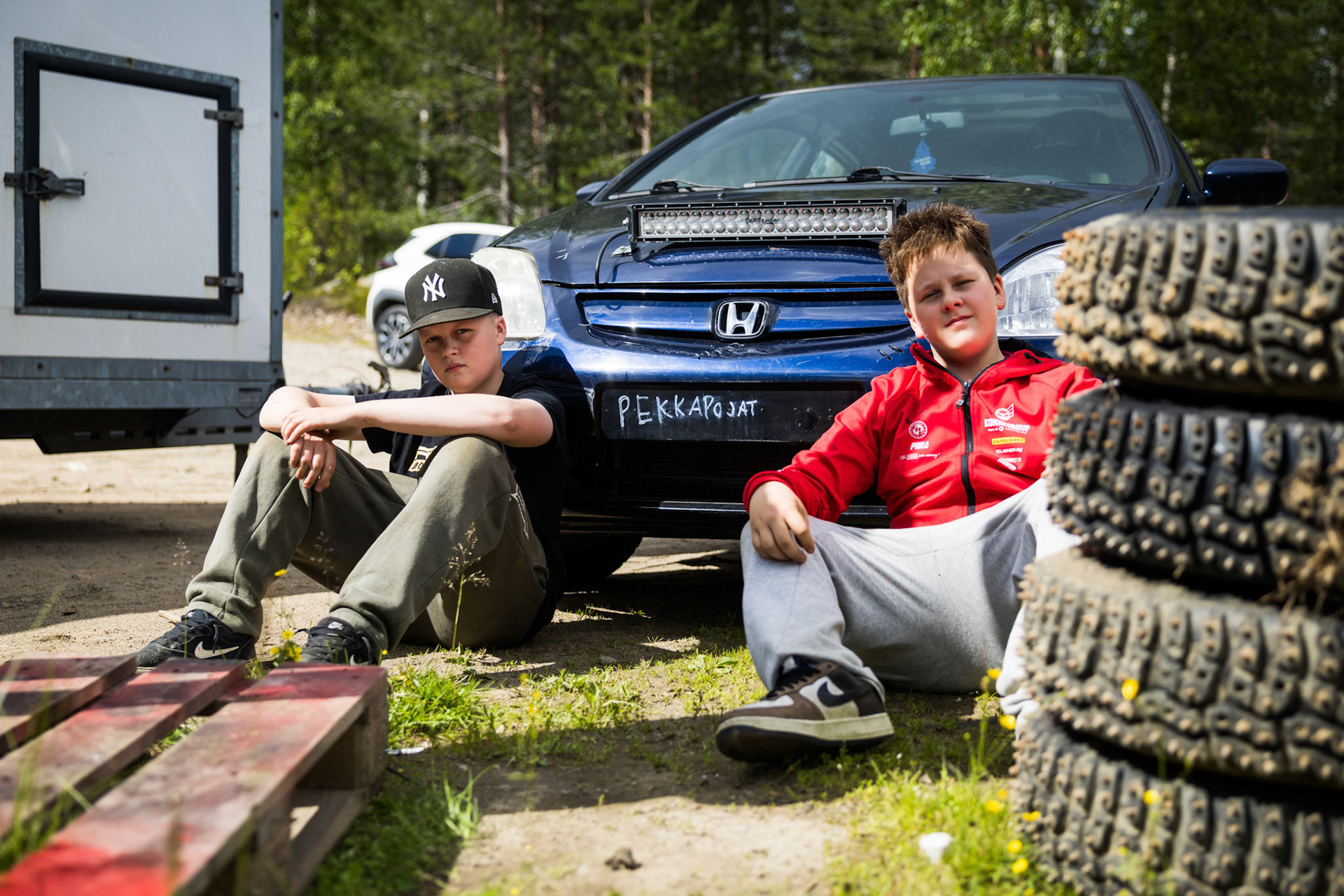 14-vuotias Peetu Piira (oikealla) ajaa rallicrossia SM-tasolla. Veljekset Peetu ja Petro ovat puuhanneet autojen parissa pienestä pitäen. Ranua. 2026.