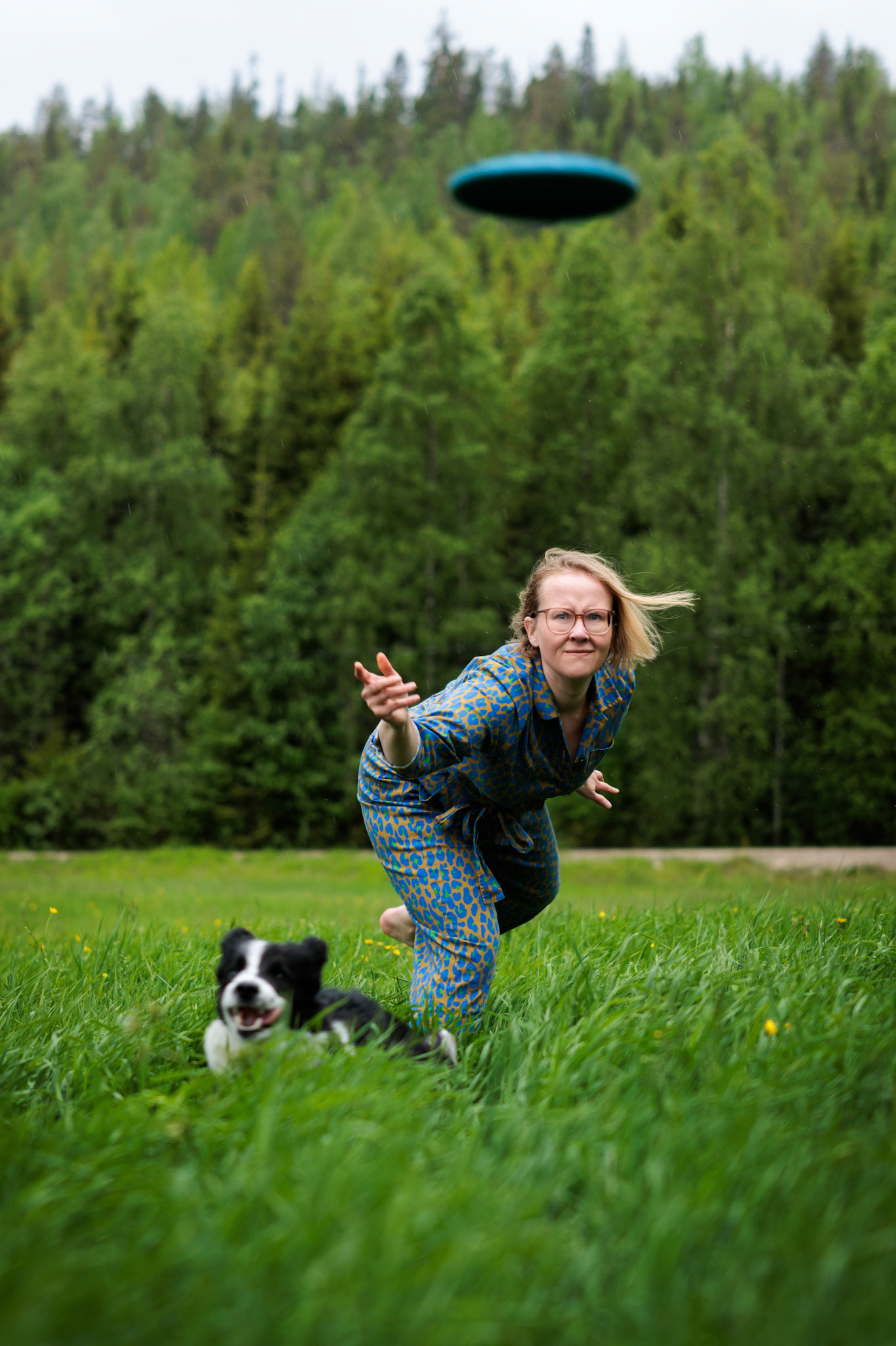 Torniolainen tulevaisuudentutkija Hanna Lakkala vanhan mummolansa takapihalla Ylitorniolla. 2026.