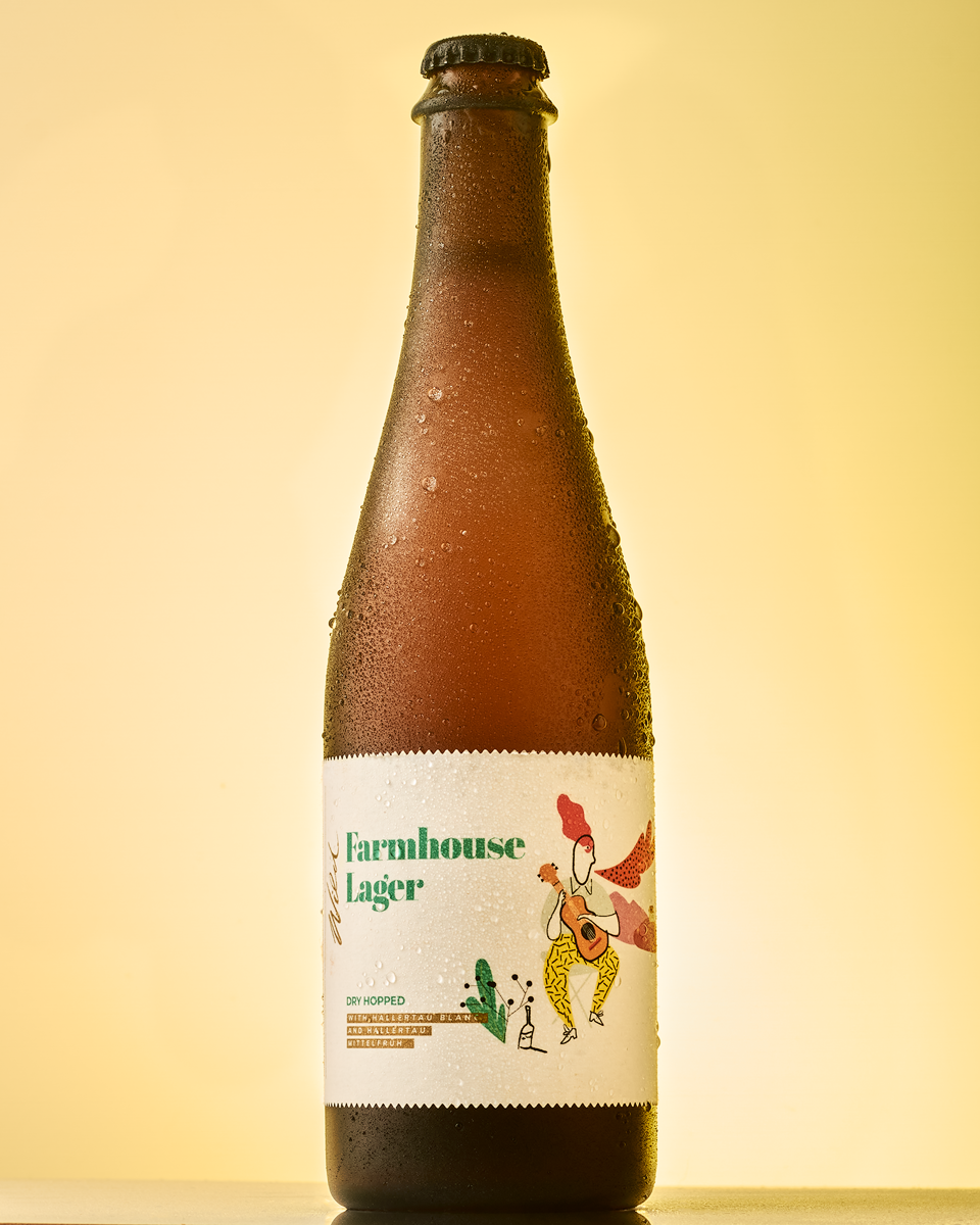 Esta botella de cerveza artesanal se ha preparado para dar la sensación de frío. Se ha utilizado un fondo neutro de color que combine con los tonos de la botella y etiqueta. Perfecta para ecommerce.