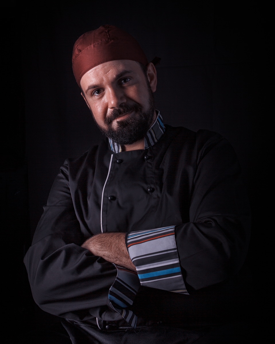 Pedro, cocinero. Retrato para libro de recetas.