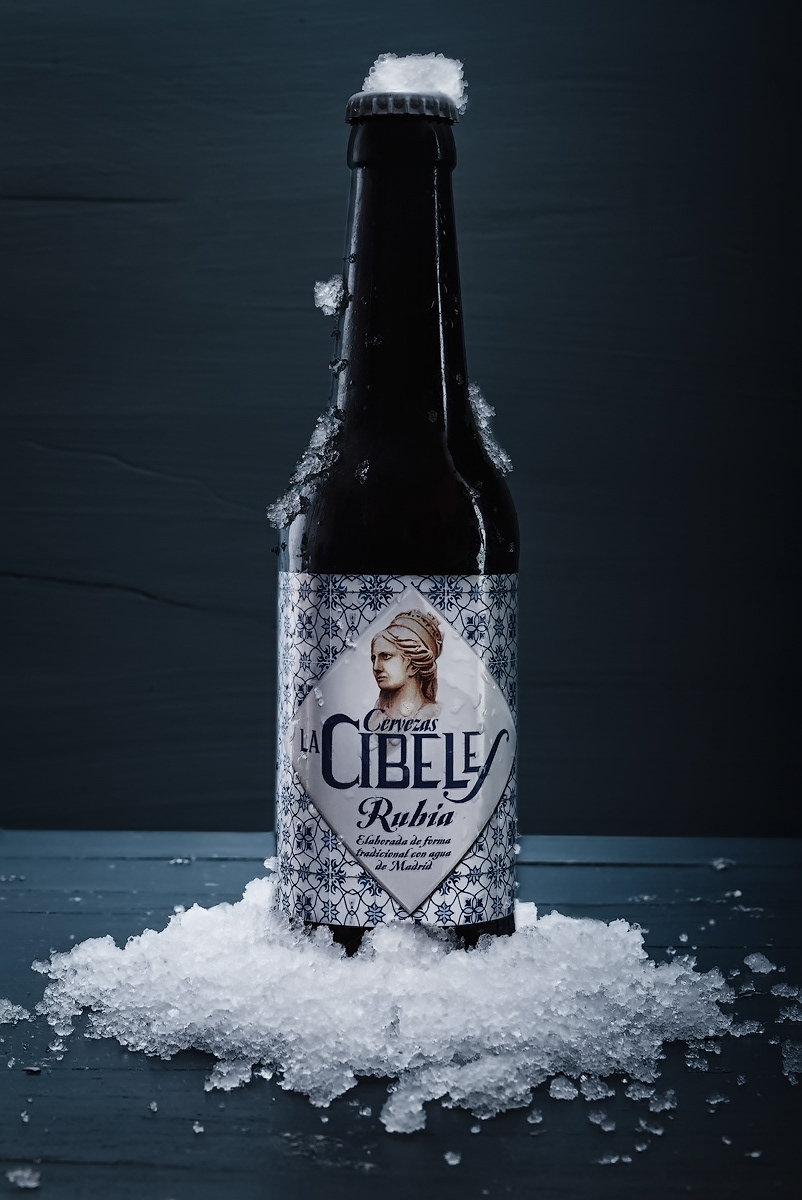 Esta botella de cerveza se ha preparado para buscar un efecto frío. Hielo de atrezo, tonos fríos en las luces... Perfecto para RRSS o web