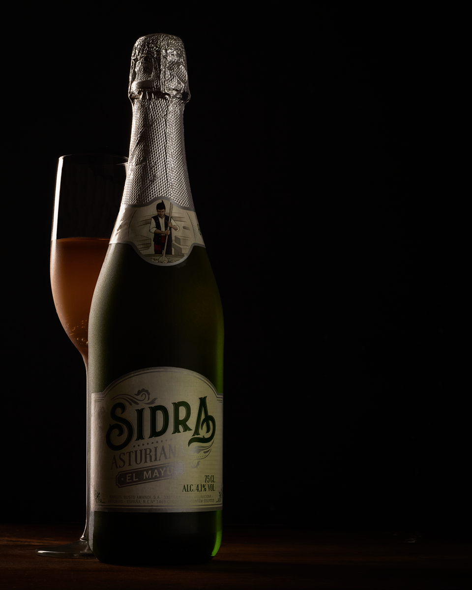 Para esta imagen se ha preparado la botella y la copa para darle sensación d efrío y se ha buscado un esquema de iluminacion que transmita elegancia. Es perfecta para catálogo, web, anuncio...