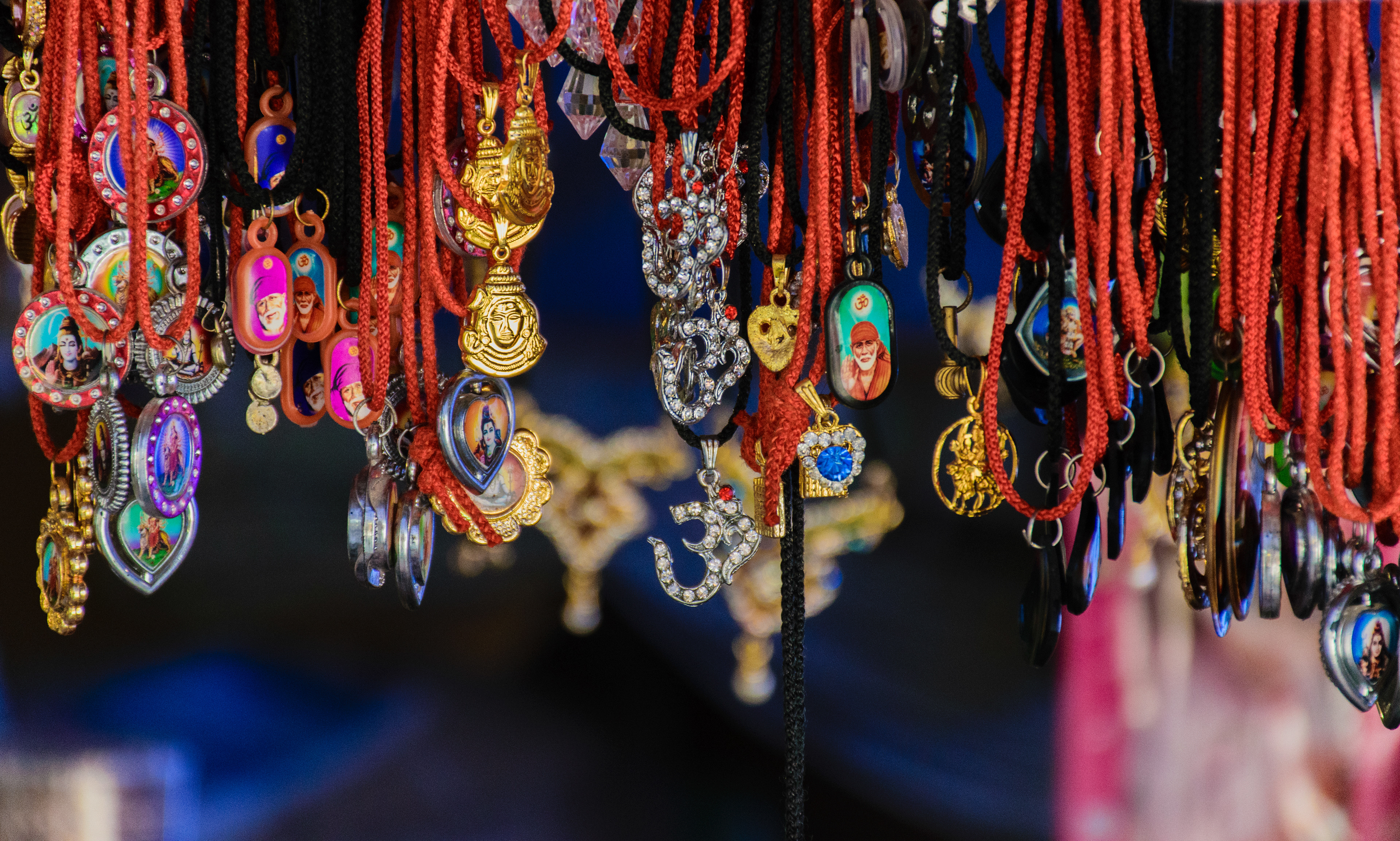 Strings of faith (Lucknow, India)