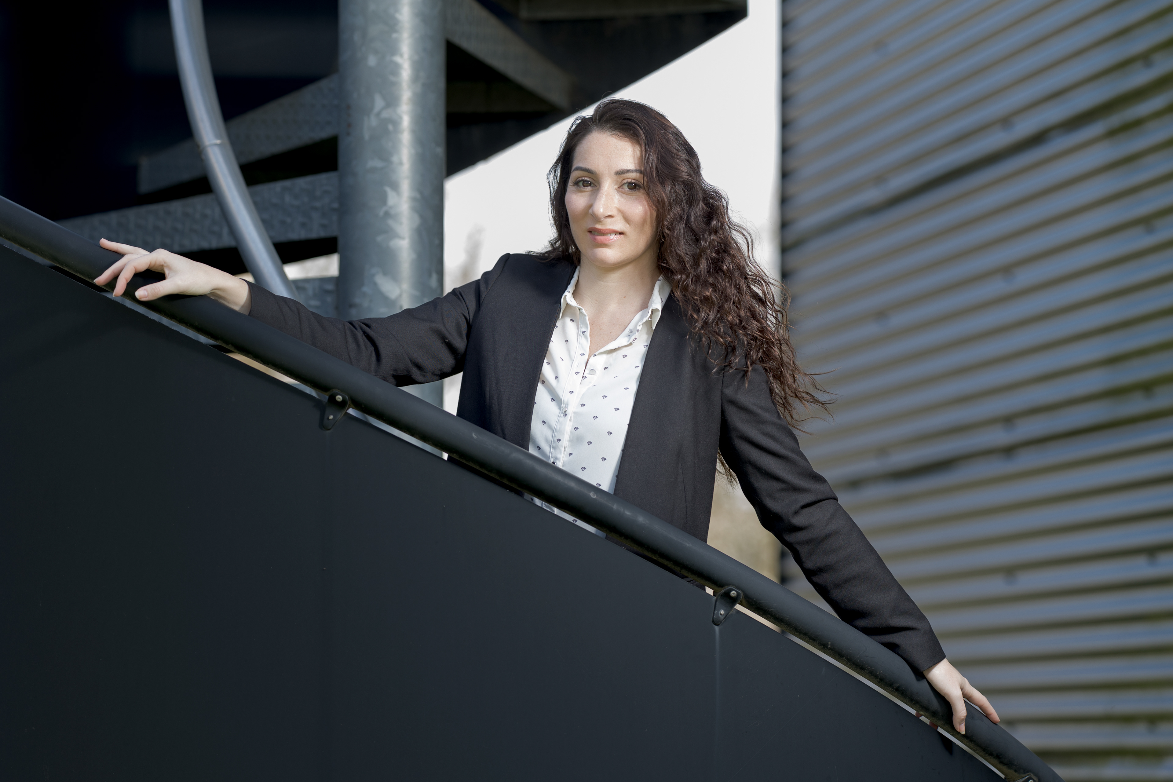 Laura dans l'escalier