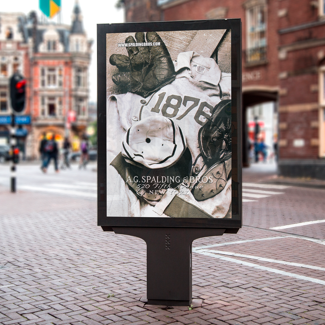 Campagna di affissione A.G. Spalding & Bros. con immagine vintage di divisa da baseball storica del brand.