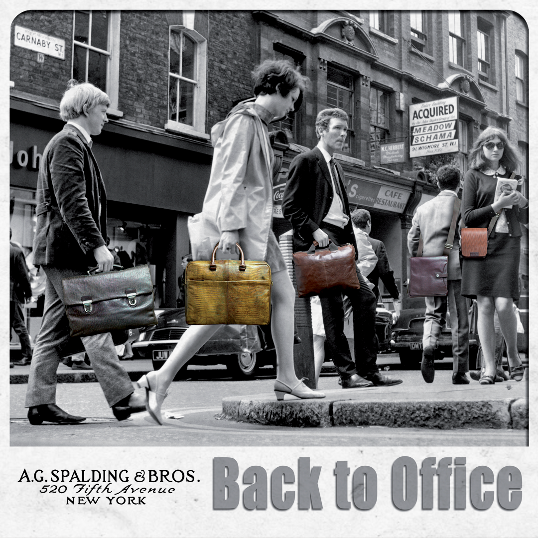 Campagna di affissione A.G. Spalding & Bros. con borse in pelle a colori inserite tramite fotomontaggio in scena urbana in bianco e nero con cittadini di New York anni ’80.