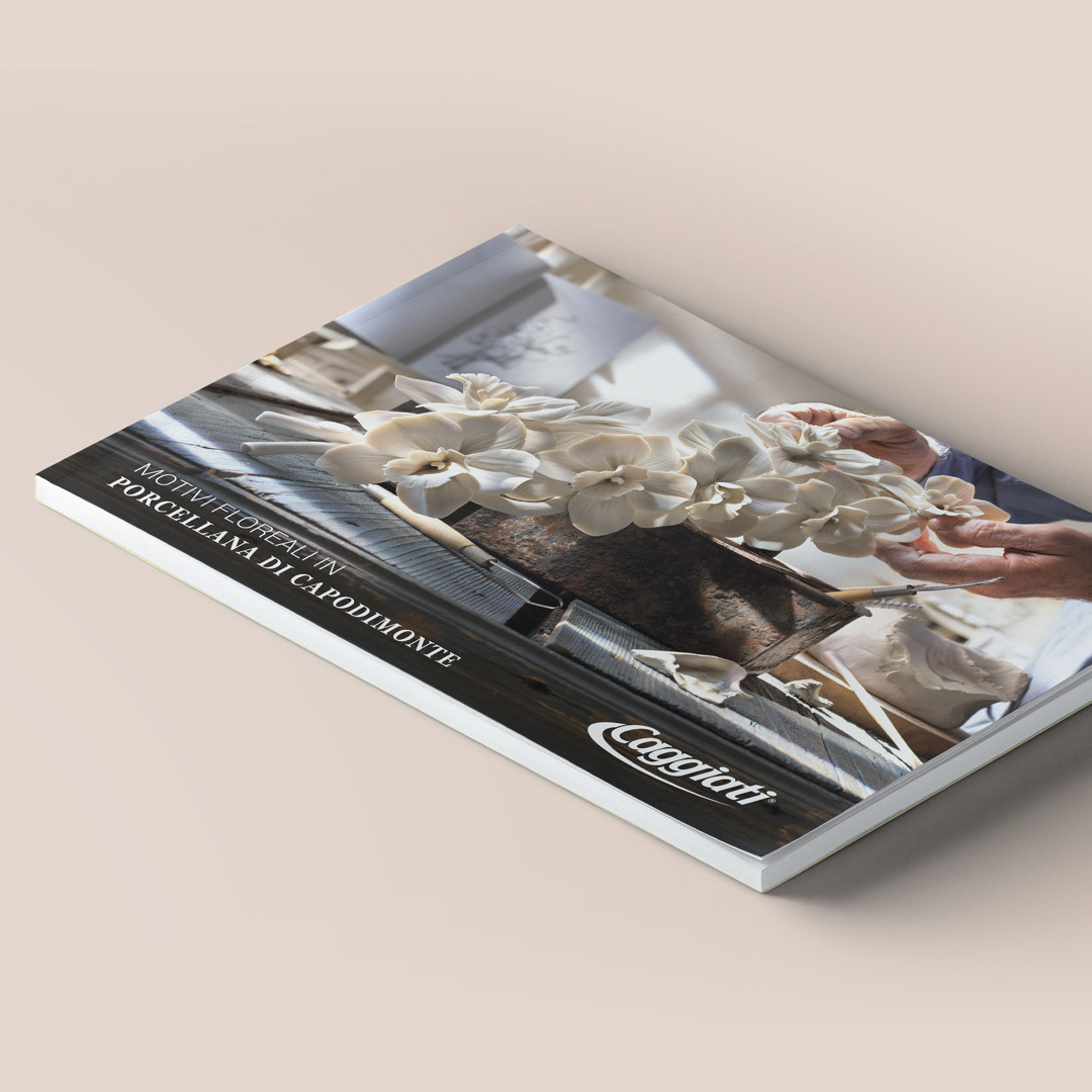Mockup catalogo Caggiati Motivi Floreali in porcellana Capodimonte per collezione arte funeraria.