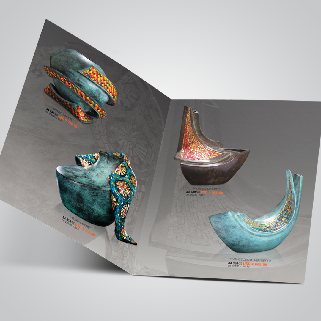 Pagine interne brochure Caggiati urne mosaico con panoramica modelli e dettagli tecnici.