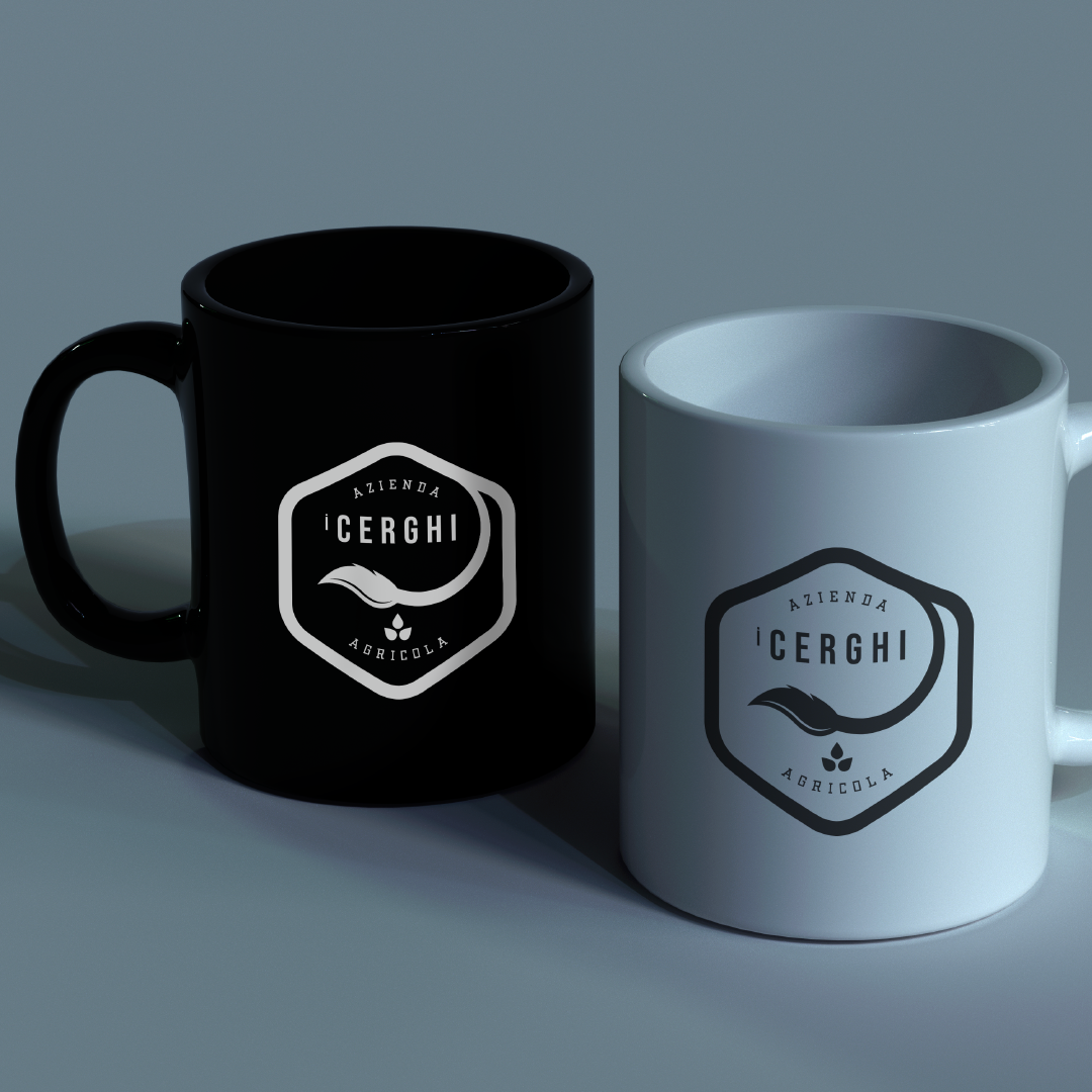 Mug bianca e mug nera i Cerghi con applicazione del logo azienda agricola su sfondo chiaro e scuro.