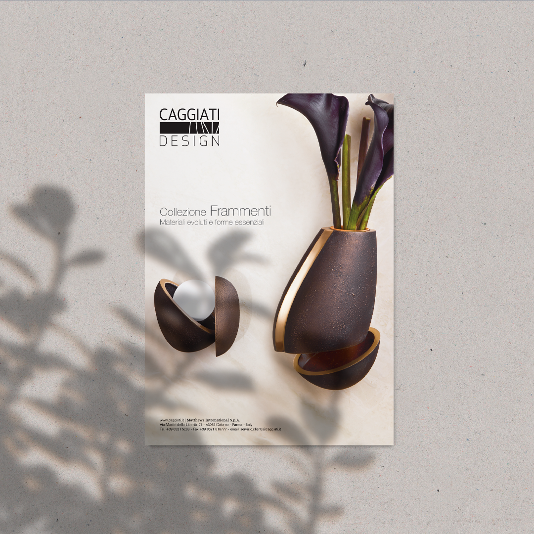 Pagina pubblicitaria Caggiati Design Collezione Frammenti con vaso e lampada in materiali evoluti e forme essenziali per il settore arte funeraria.