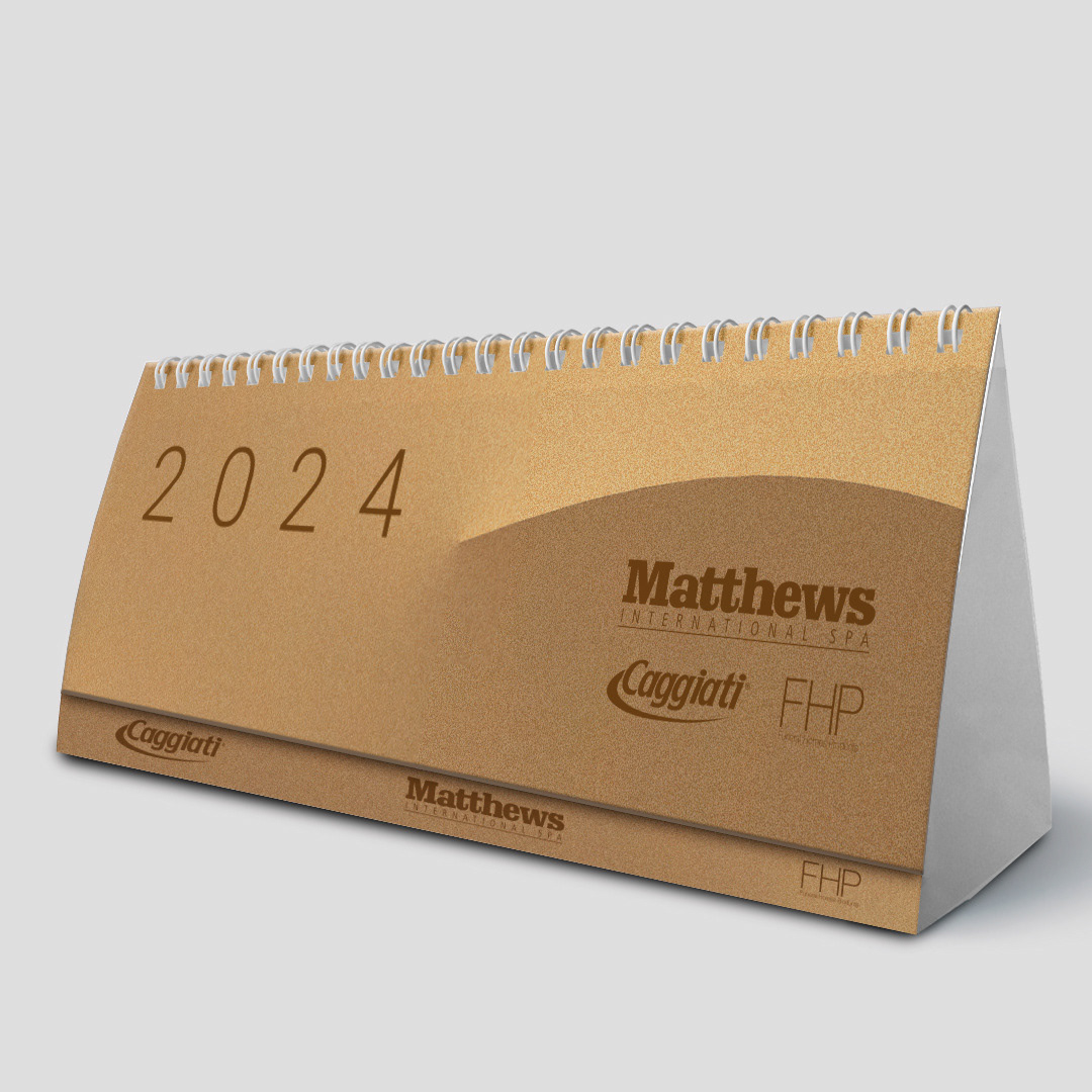 Mockup calendario da scrivania Caggiati 2024 per comunicazione istituzionale nel settore arte funeraria.