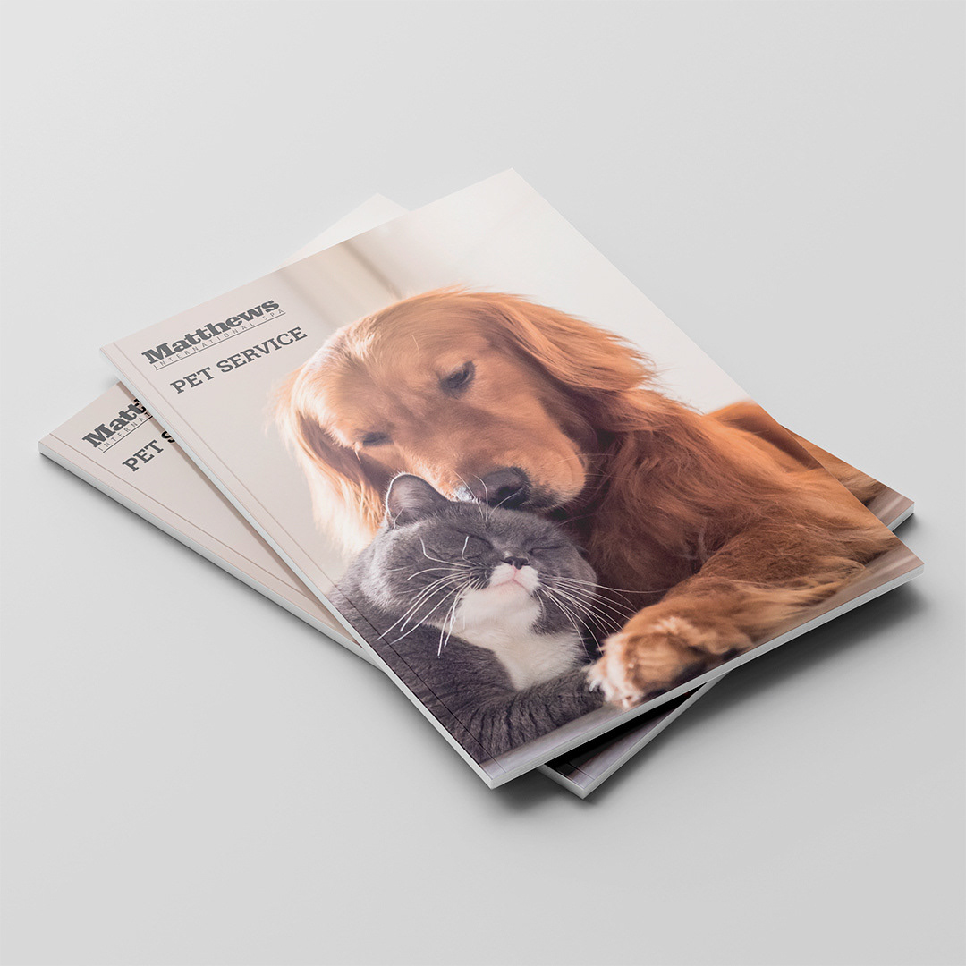 Mockup di due cataloghi Pet Service Caggiati sovrapposti su piano, dedicati a urne funerarie per animali domestici.