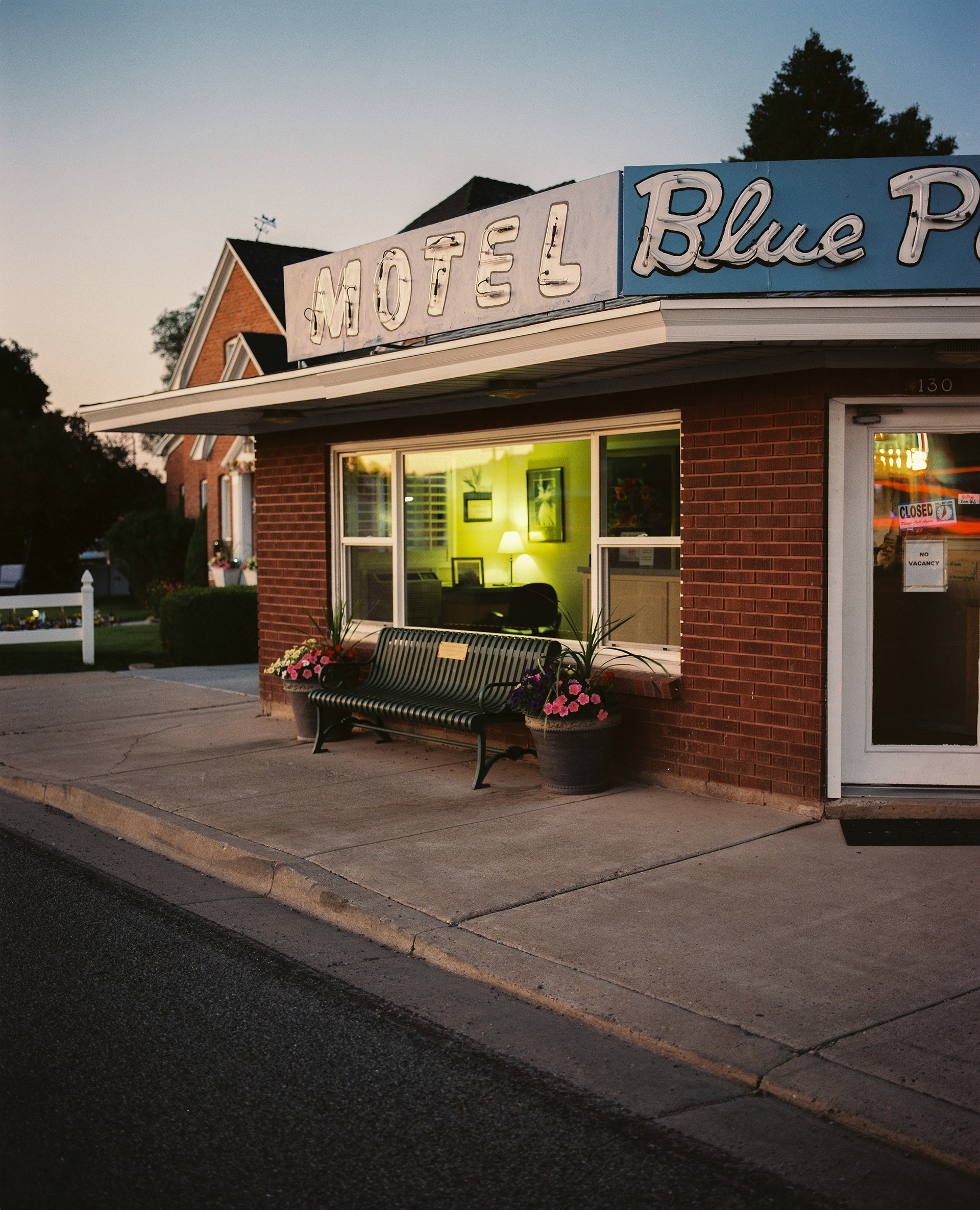 Motel Blue Pine