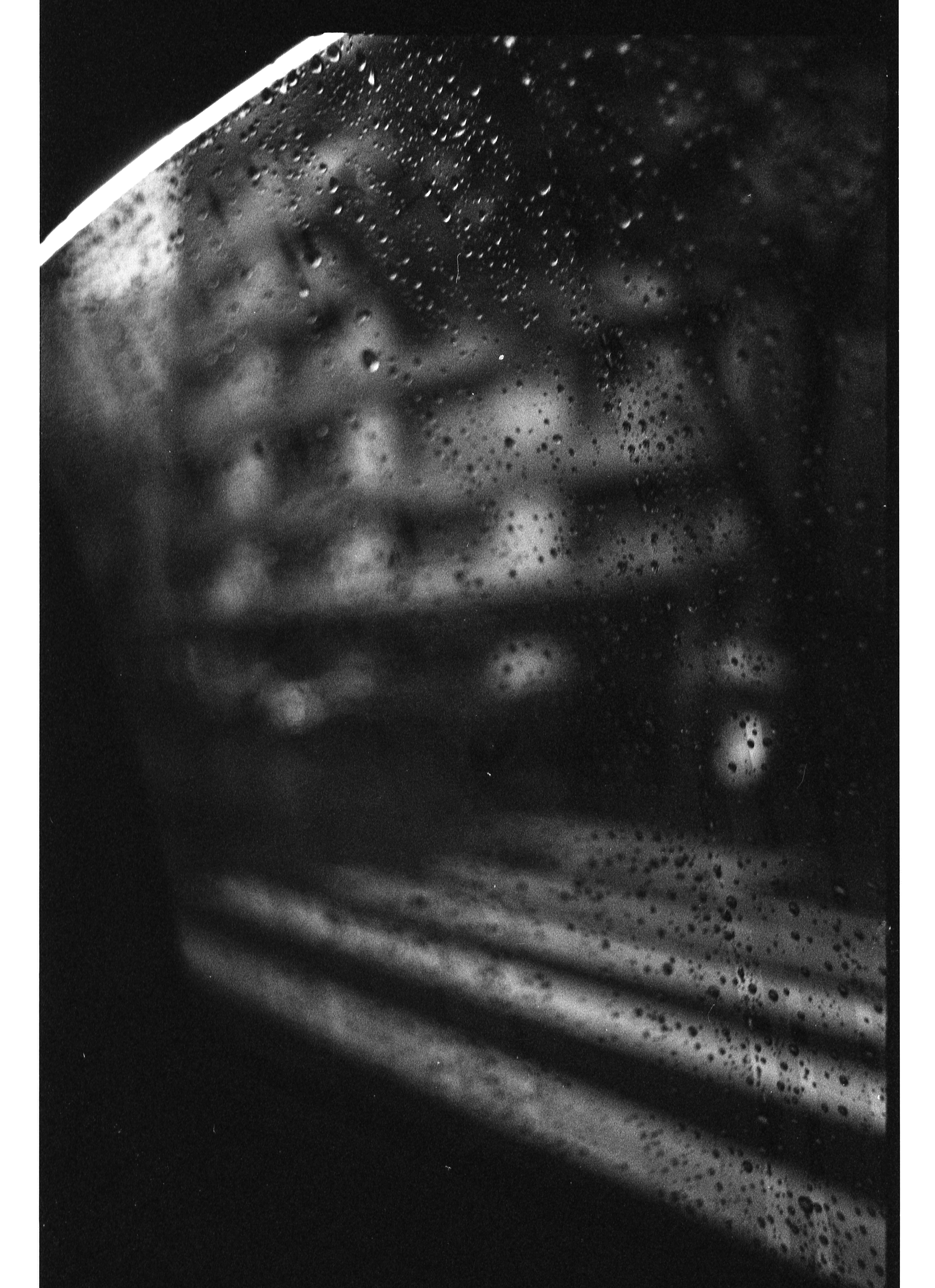 Fotografia analógica por brvnos Bruno Santiago. As fotos analógicas de brvnos são feitas em filme celuloide, revelados manualmente, e digitalizados em altíssima resolução. O brvnos faz ensaios personalizados, fotografias de retratos, fotografia de produtos e ensaios boudoir.