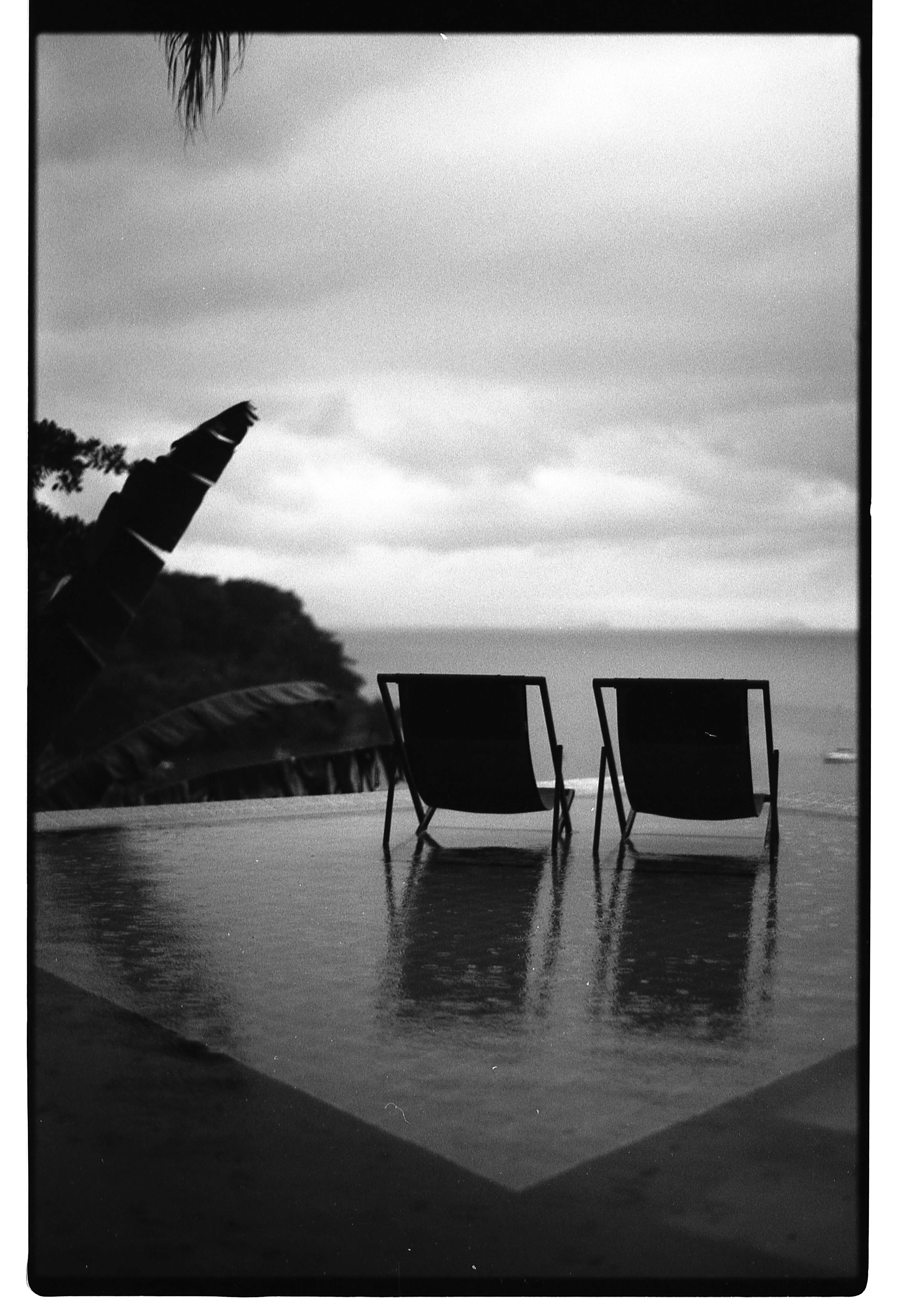 Fotografia analógica por brvnos Bruno Santiago. As fotos analógicas de brvnos são feitas em filme celuloide, revelados manualmente, e digitalizados em altíssima resolução. O brvnos faz ensaios personalizados, fotografias de retratos, fotografia de produtos e ensaios boudoir.