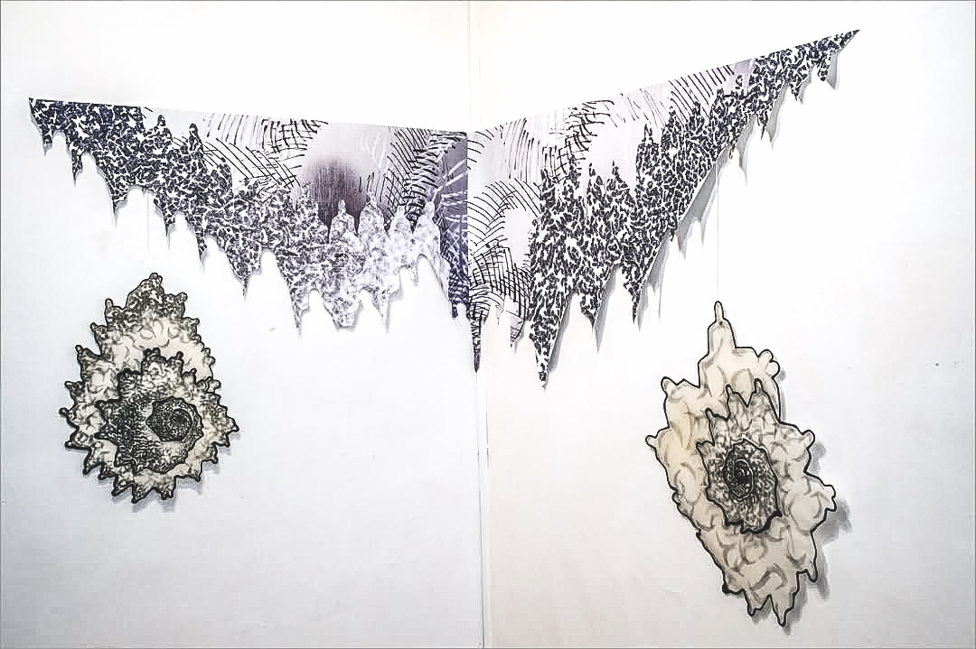 "Paysages Néguentropiques", Tirages photographiques lambda sur bâche découpée, 130 x 60 cm et 150 x 80 cm