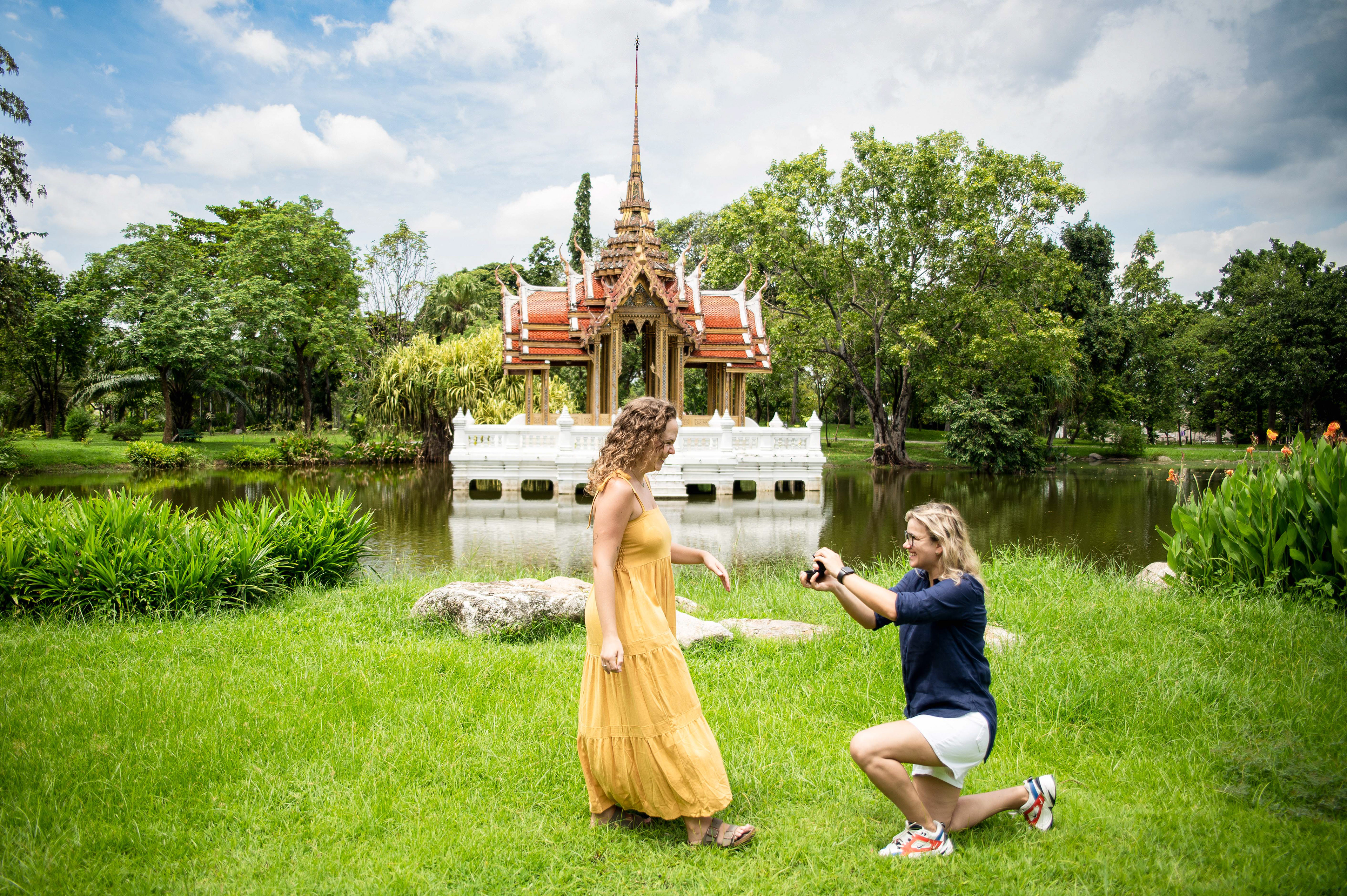 a woman proposing to her girlfriend. Couple session by Priscila Medeiros Photograhy in bangkok