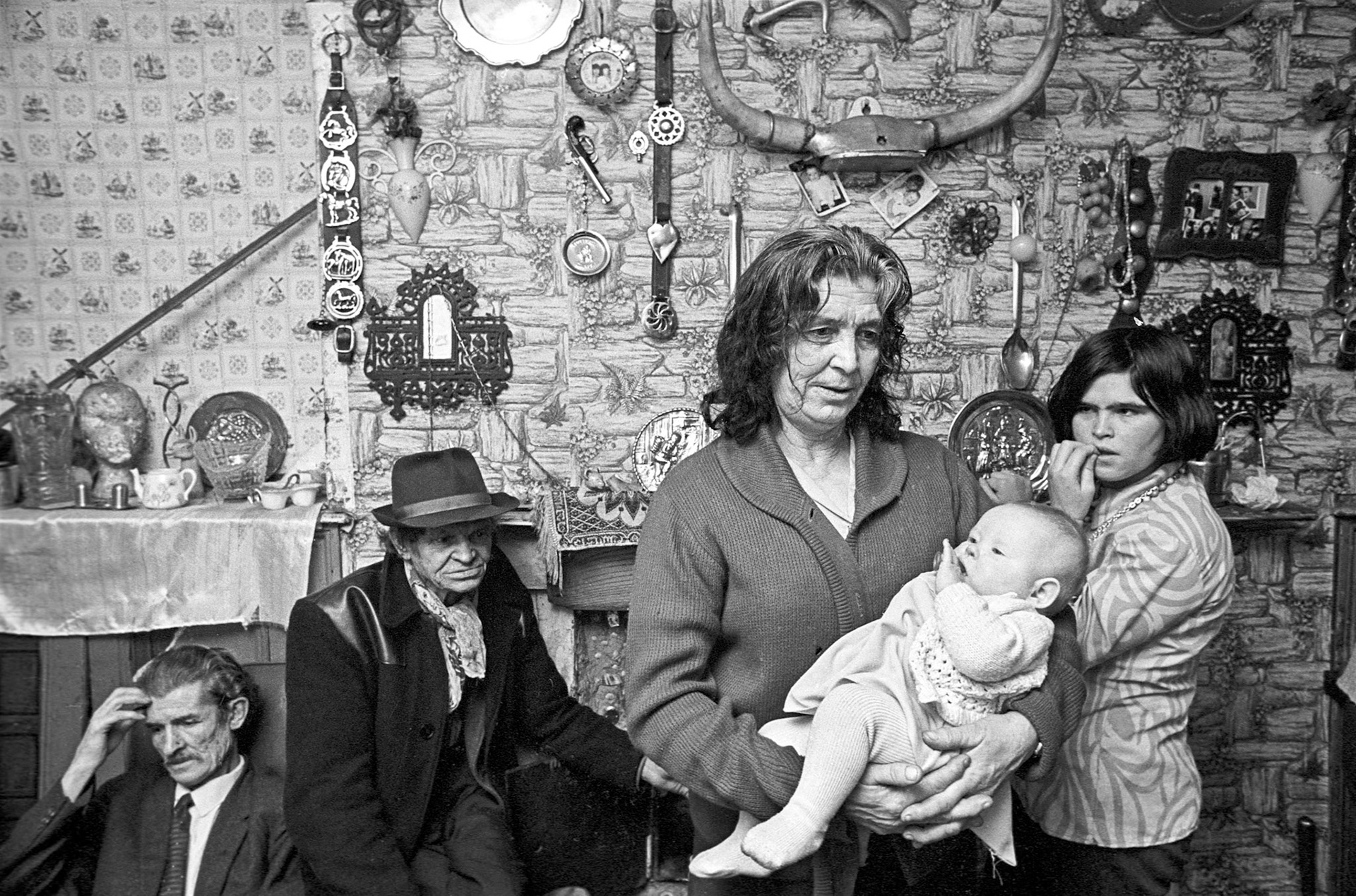 Old Mister Jones and Old Misses Jones with their family – Old Mister Jones is sitting on the far left and Old Misses Jones is holding the baby. The family were originally Romany Gypsies who sold their caravan and settled in a house off Bethesda Street. I don’t know how they acquired the Jones name.