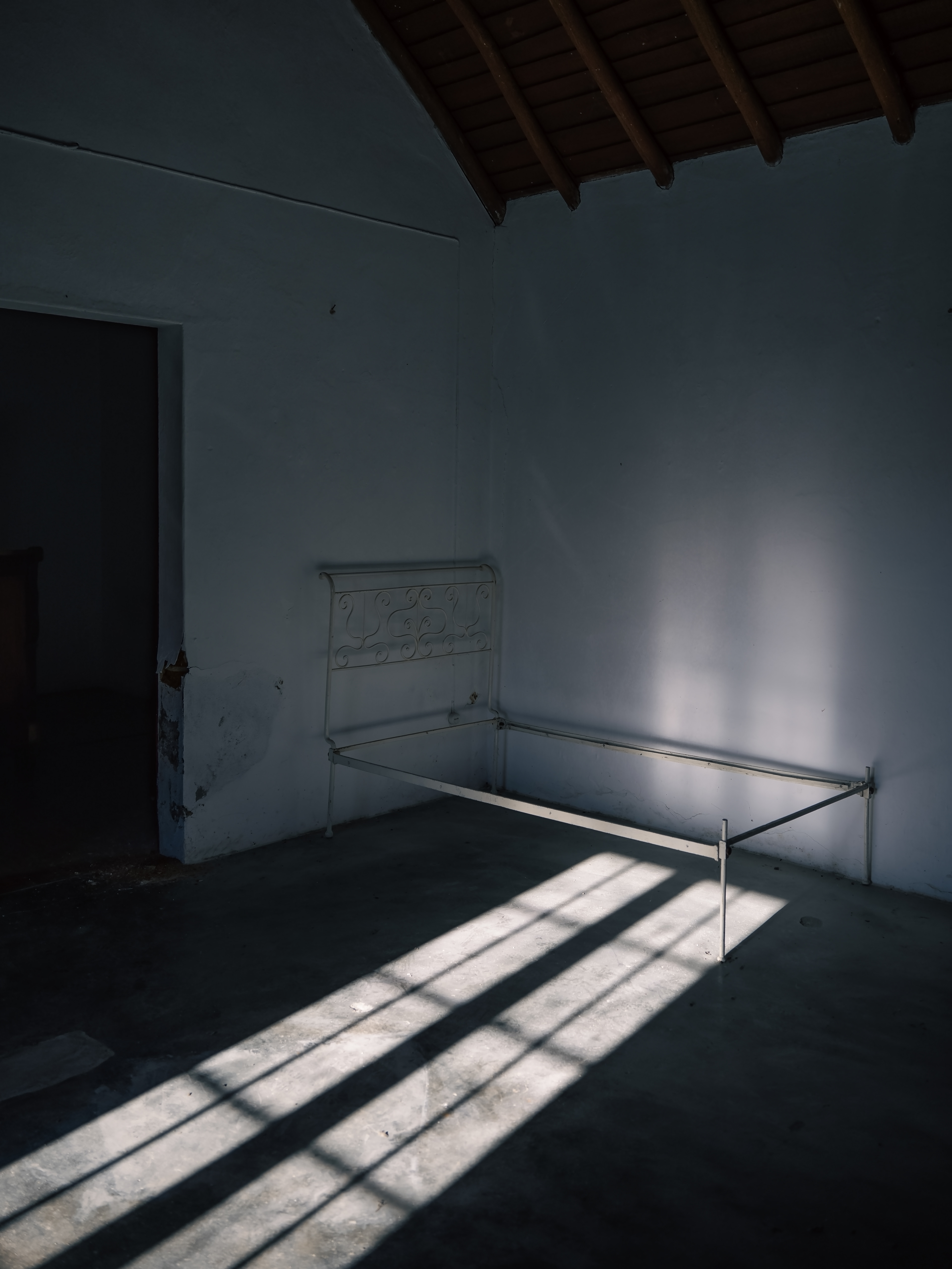 leaving room (2025); 60 x 45 cm