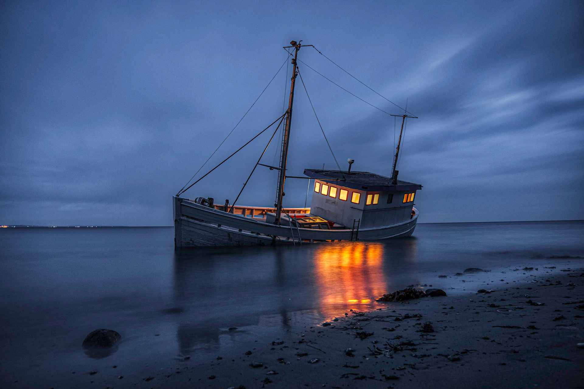 Ein altes Wrack am Strand von Helgenaes